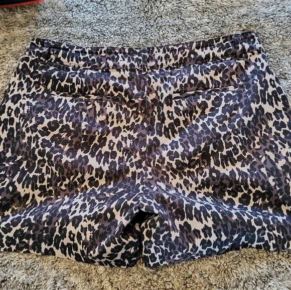 ISAAC MIZRAHI Leopard Print Shorts Women's - Picture 3 of 3